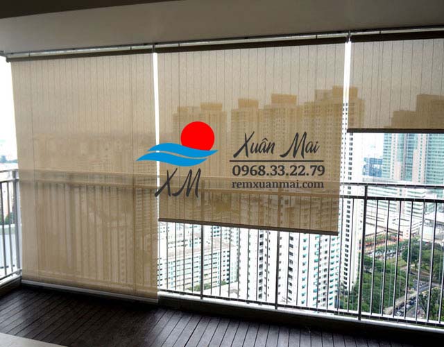 Giá rèm che nắng ban công kiểu tre rất hợp lý