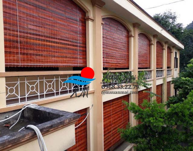 Rèm cuốn che nắng ngoài trời với chất liệu bằng gỗ sẽ là giải pháp tuyệt vời cho bạn