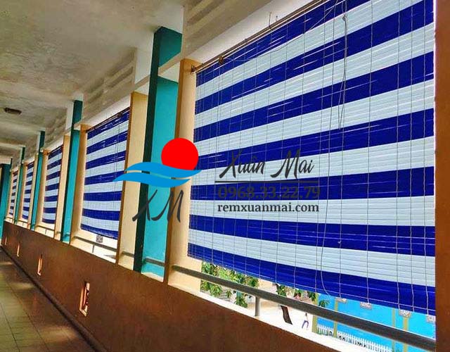 Rèm nhựa cũng được ưa chuộng và sử dụng nhiều ở ban công