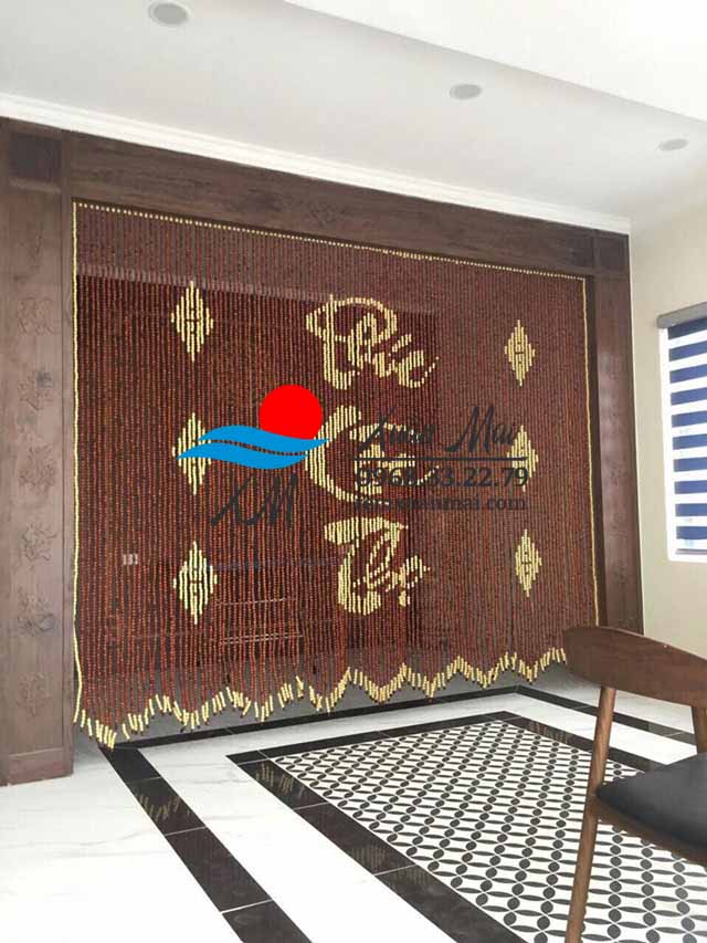 Rèm hạt gỗ hương chữ thư pháp tại cửa hàng rèm cửa Xuân Mai